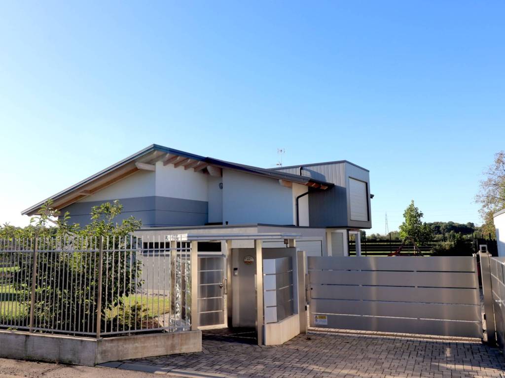 casa indipendente in vendita a Samarate