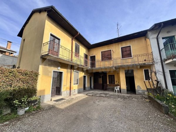 casa indipendente in vendita a Samarate in zona Verghera