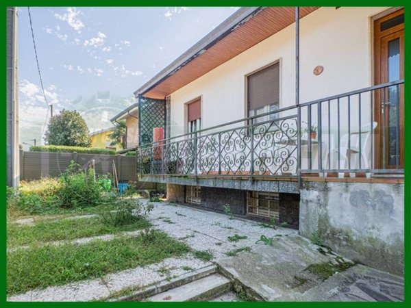 casa indipendente in vendita a Samarate in zona Cascina Elisa