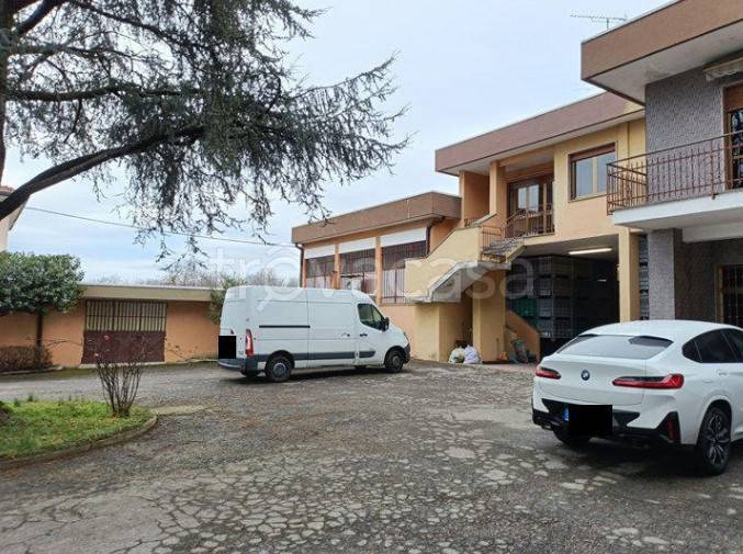 locale commerciale in vendita a Samarate