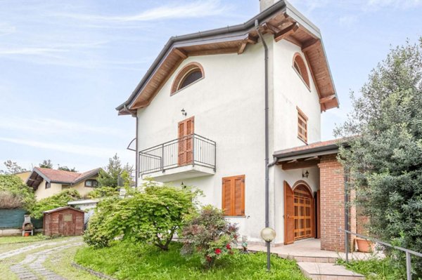 casa indipendente in vendita a Samarate