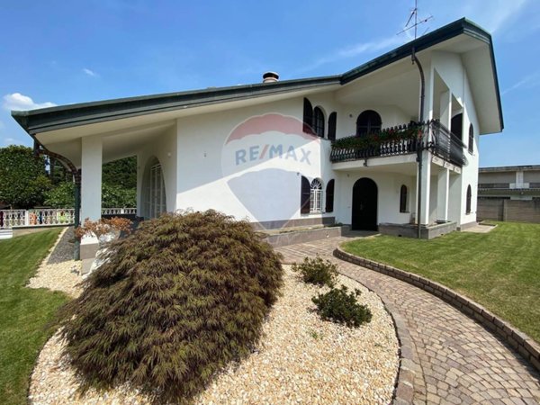 casa indipendente in vendita a Samarate
