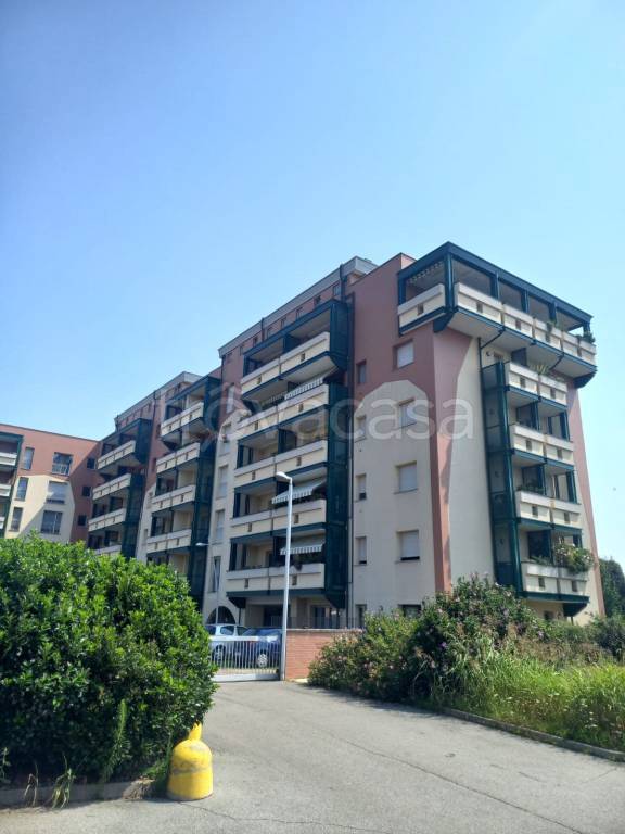 appartamento in vendita a Samarate in zona Verghera
