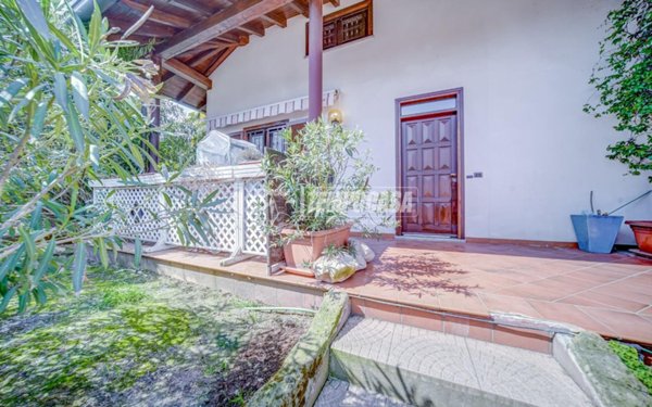 casa indipendente in vendita a Samarate
