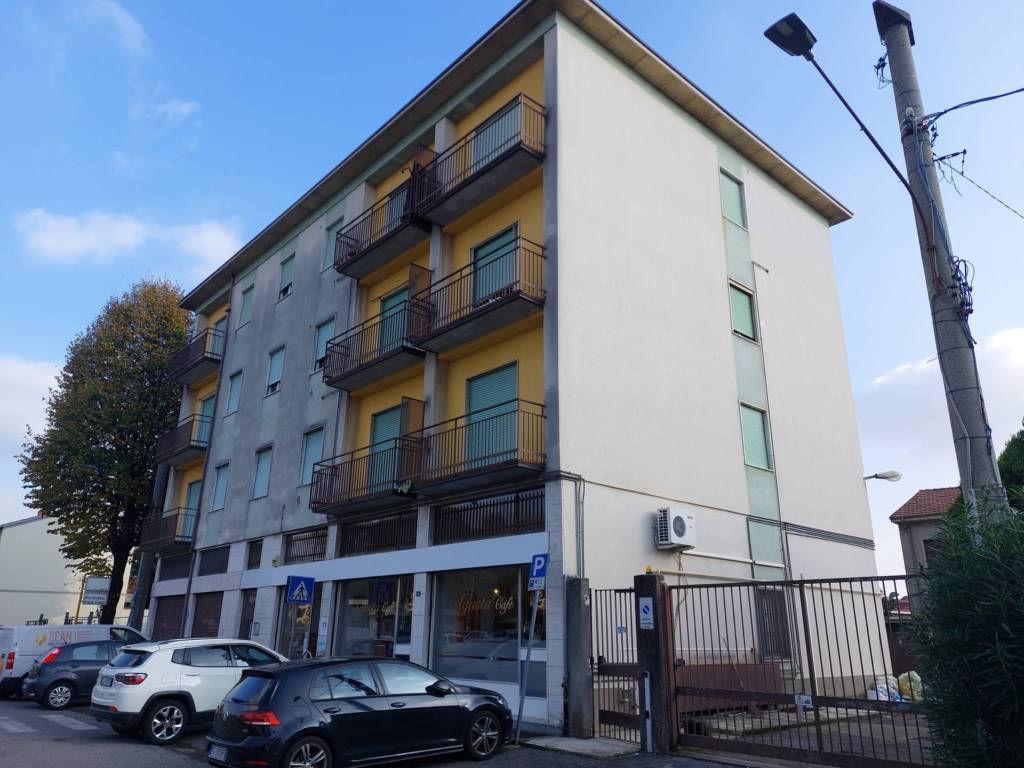 appartamento in vendita a Samarate in zona Cascina Costa