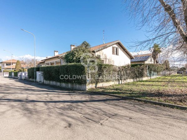 casa indipendente in vendita a Samarate
