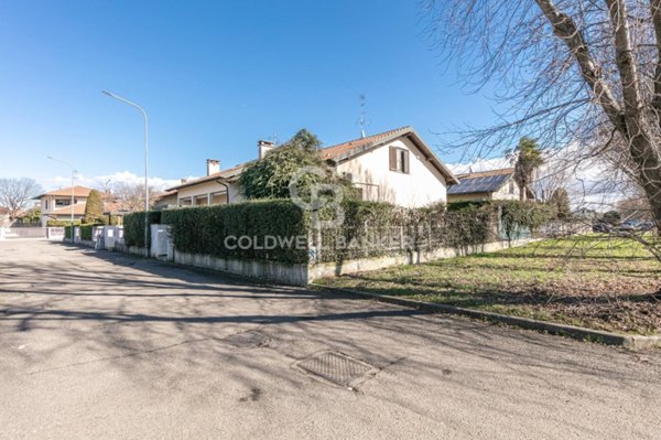 casa indipendente in vendita a Samarate in zona Verghera
