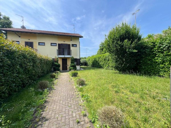 casa indipendente in vendita a Samarate in zona San Macario