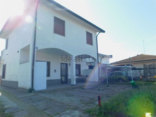 casa indipendente in vendita a Samarate