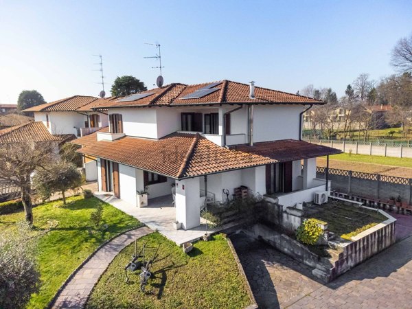 casa indipendente in vendita a Samarate