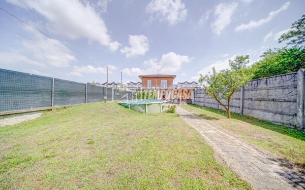 casa indipendente in vendita a Samarate