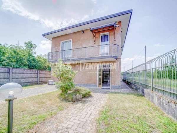 casa indipendente in vendita a Samarate