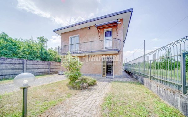 casa indipendente in vendita a Samarate