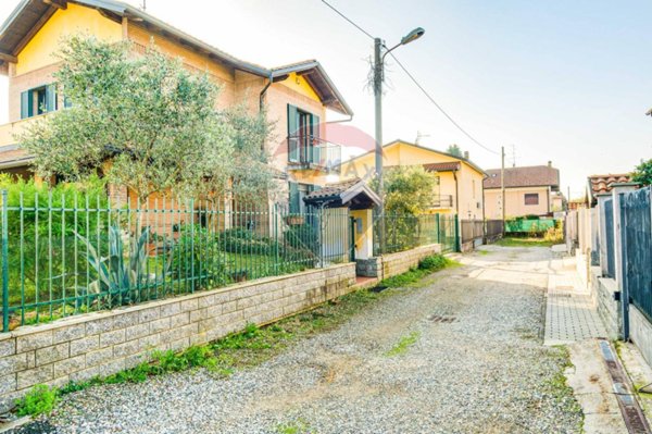 casa indipendente in vendita a Samarate in zona San Macario
