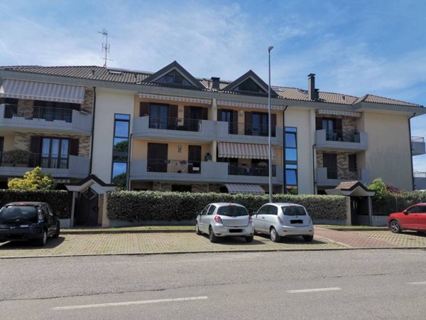 appartamento in vendita a Samarate in zona Verghera