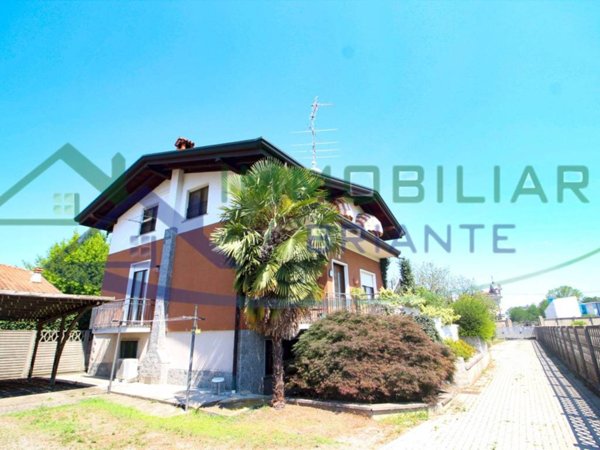 casa indipendente in vendita a Samarate