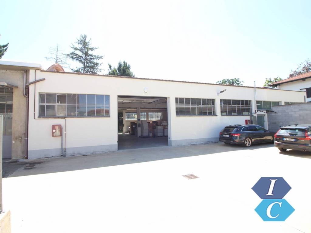 locale commerciale in vendita a Samarate