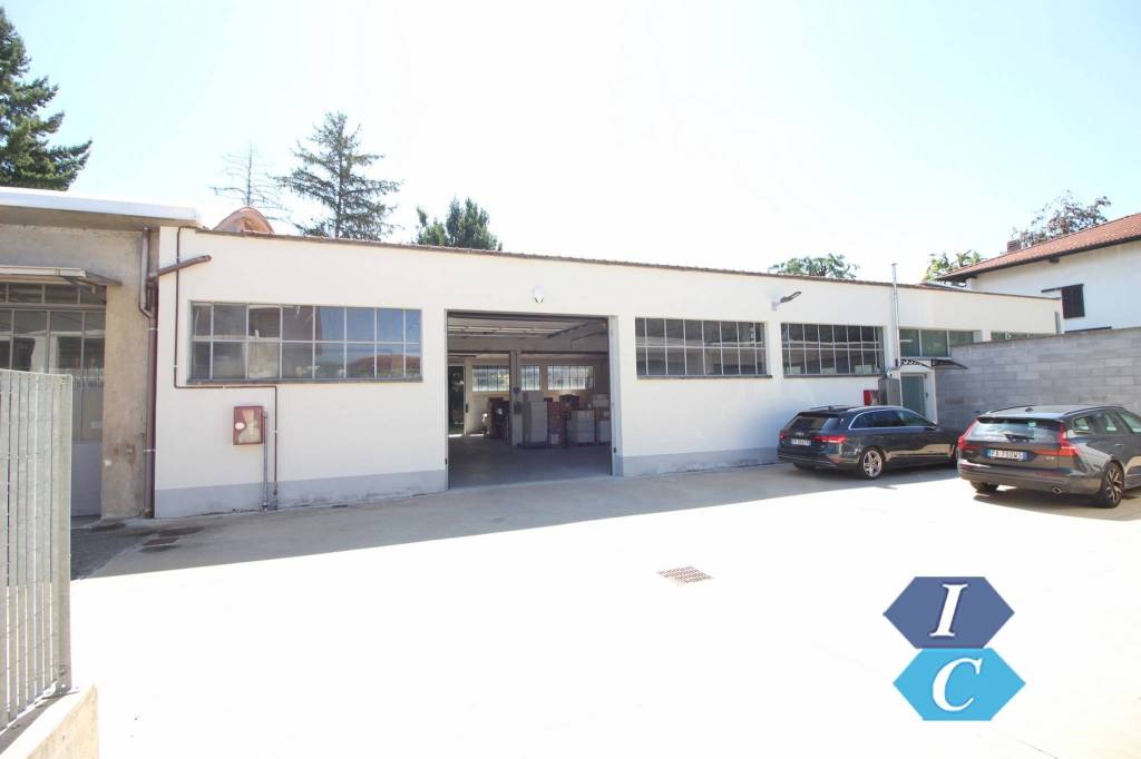 locale commerciale in vendita a Samarate