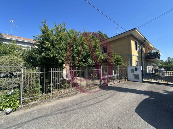 casa indipendente in vendita a Samarate in zona Cascina Elisa