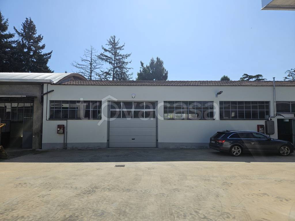 locale commerciale in vendita a Samarate