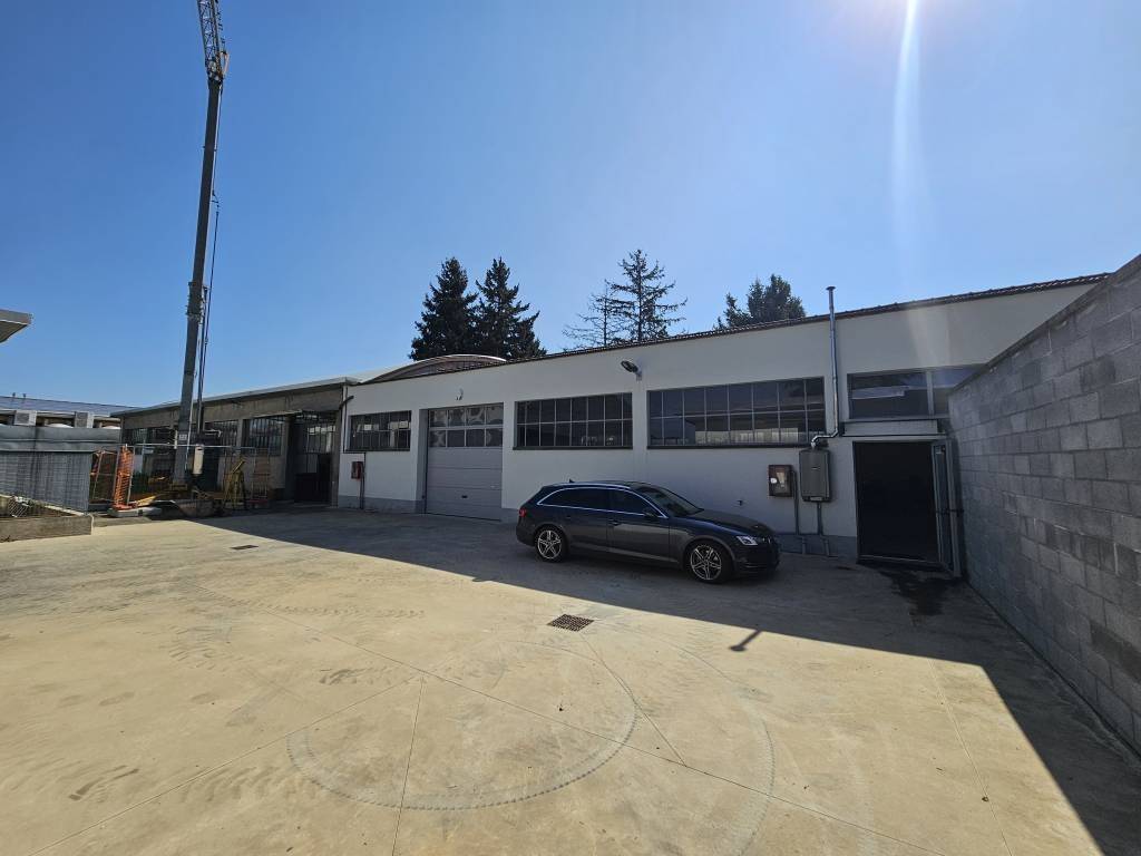 locale commerciale in vendita a Samarate