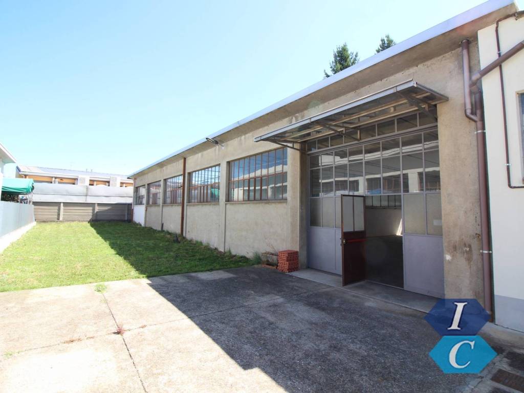capannone in vendita a Samarate