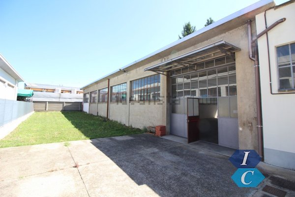 capannone in vendita a Samarate