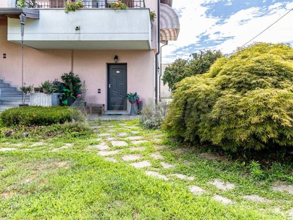 appartamento in vendita a Samarate in zona Verghera