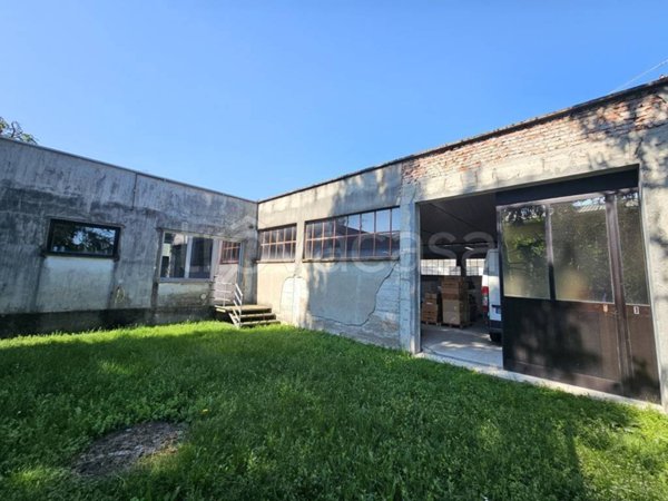 locale commerciale in vendita a Samarate