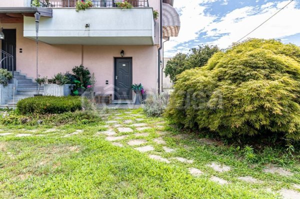 appartamento in vendita a Samarate in zona Verghera