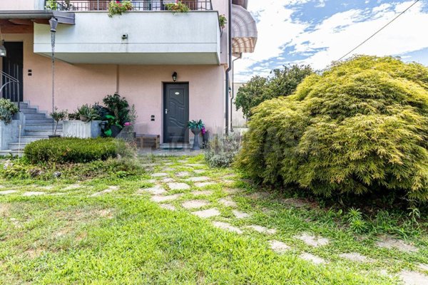appartamento in vendita a Samarate in zona Verghera