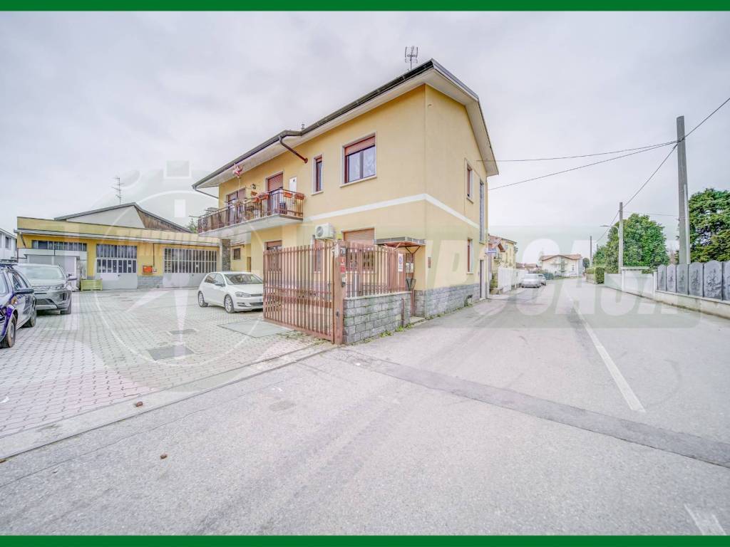 casa indipendente in vendita a Samarate