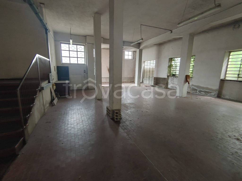 locale commerciale in vendita a Samarate in zona Verghera