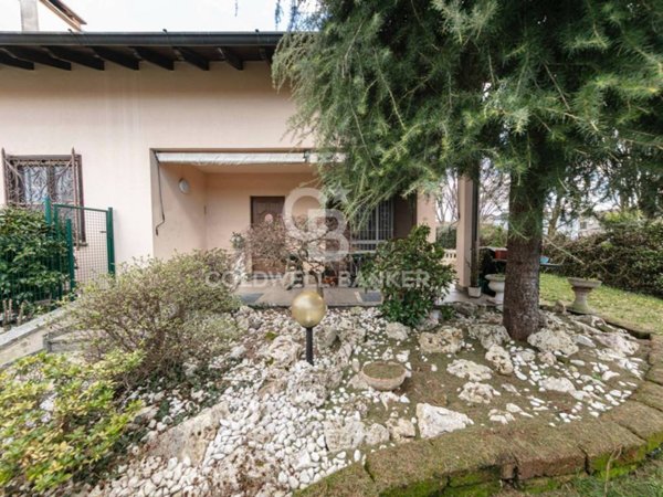 casa indipendente in vendita a Samarate
