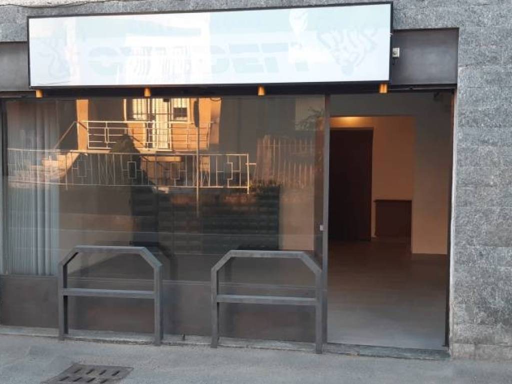 negozio in vendita a Samarate in zona Verghera