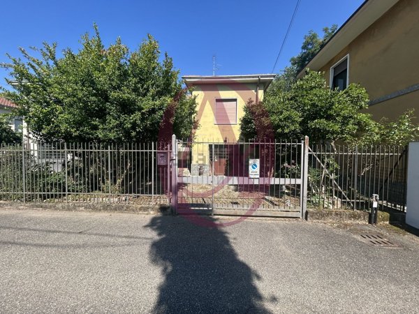 appartamento in vendita a Samarate in zona Cascina Elisa