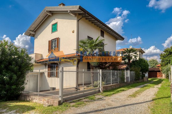 casa indipendente in vendita a Samarate
