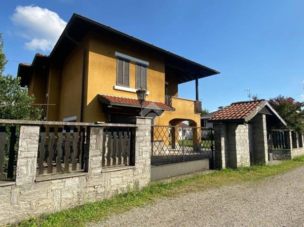 casa indipendente in vendita a Samarate