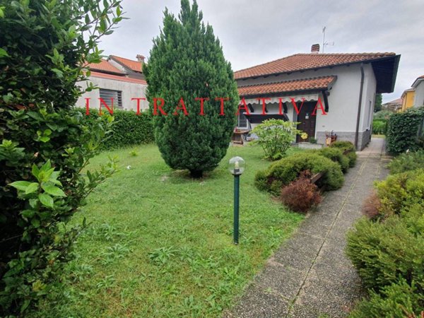casa indipendente in vendita a Samarate in zona Verghera
