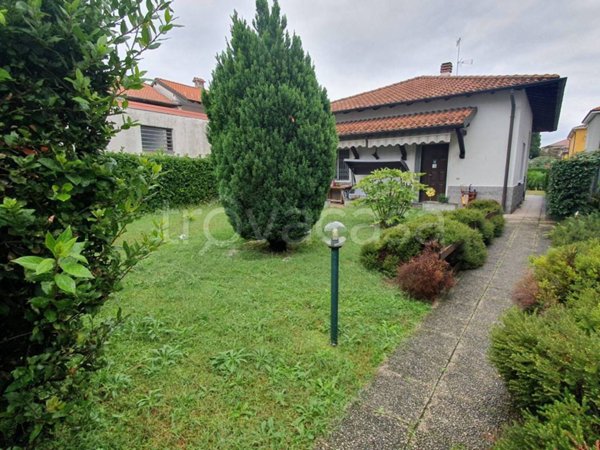 casa indipendente in vendita a Samarate in zona Verghera
