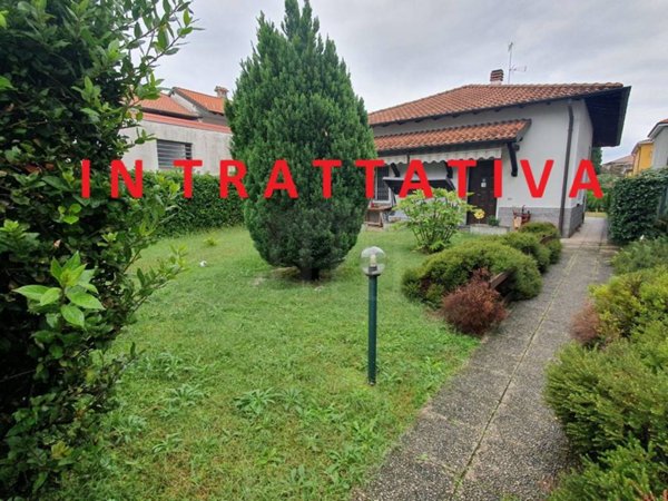 casa indipendente in vendita a Samarate in zona Verghera