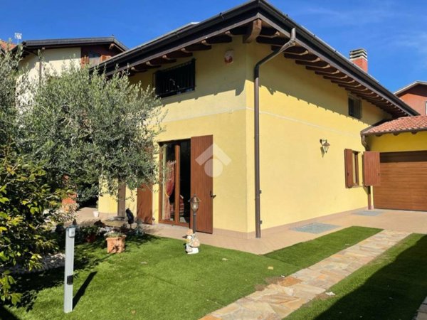 casa indipendente in vendita a Samarate