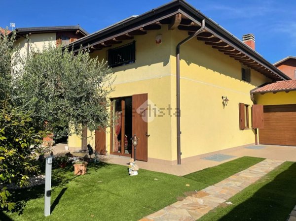 casa indipendente in vendita a Samarate