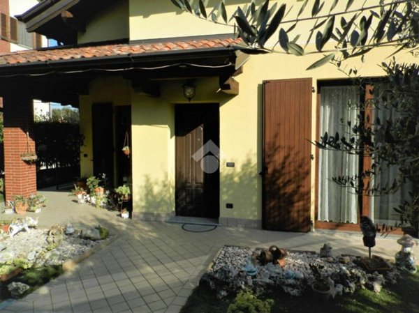 casa indipendente in vendita a Samarate
