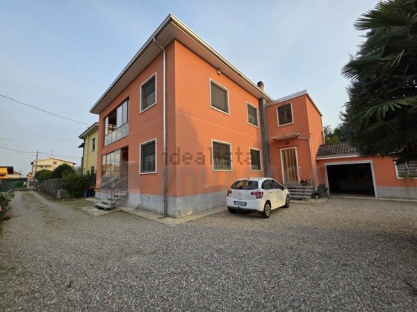 appartamento in vendita a Samarate in zona Cascina Elisa