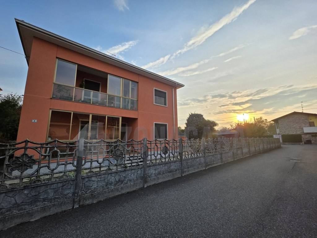 appartamento in vendita a Samarate in zona Cascina Elisa