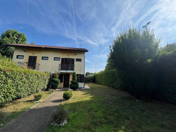 casa indipendente in vendita a Samarate in zona San Macario