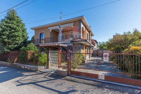 casa indipendente in vendita a Samarate in zona Verghera