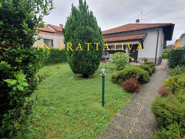 casa indipendente in vendita a Samarate in zona Verghera