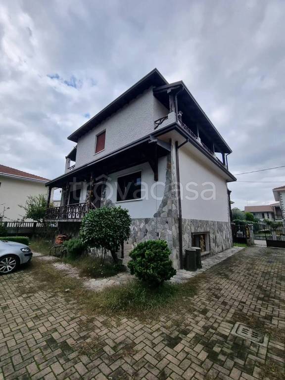 casa indipendente in vendita a Samarate in zona Cascina Elisa